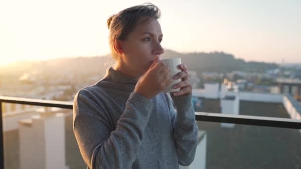 Kadın Güne Şafakta Balkonda Bir Fincan Çay Kahveyle Başlıyor Ağır — Stok video
