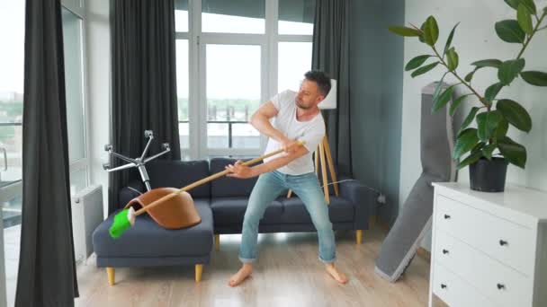 Pria Membersihkan Rumah Dan Bersenang Senang Menari Dan Bernyanyi Dengan — Stok Video