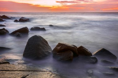 Günbatımında tropik plaj.