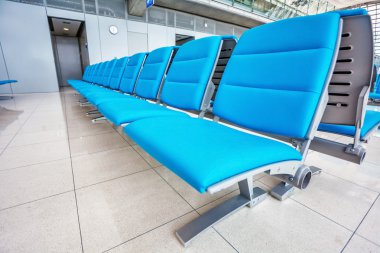 Havaalanında bekleme salonunda koltuk