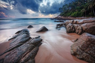 Günbatımında tropik plaj.