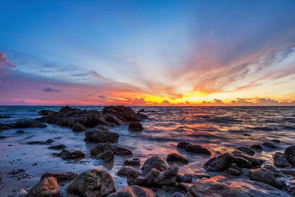 Günbatımında tropik plaj.