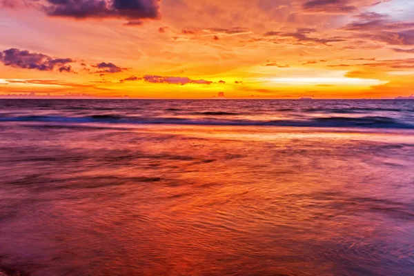 Praia tropical ao pôr do sol. — Fotografia de Stock