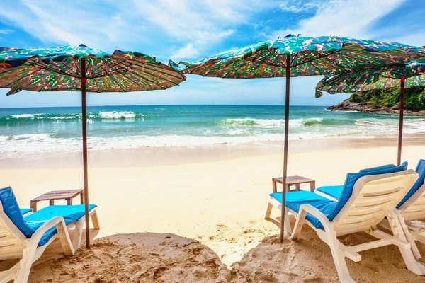 Guarda-chuvas na praia tropical de areia . — Fotografia de Stock
