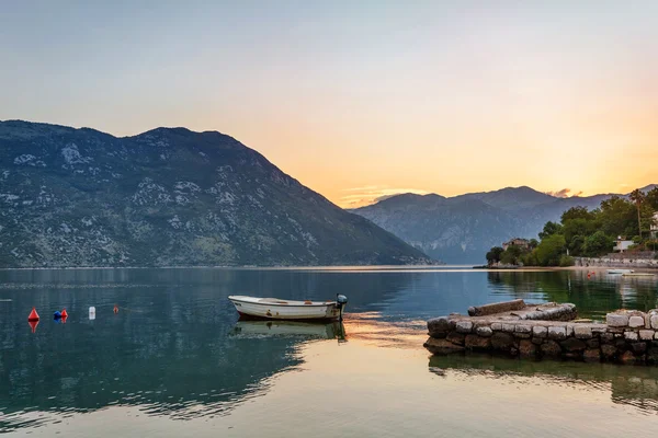 Sisli dağlar deniz günbatımı — Stok fotoğraf