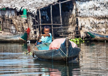 niño en un barco flotante