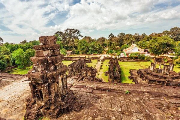 Antiguo templo khmer budista en el complejo Angkor Wat —  Fotos de Stock