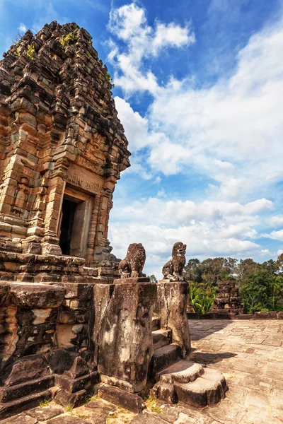 Antiguo templo khmer budista en el complejo Angkor Wat — Foto de Stock