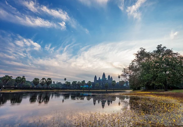 Nascer do sol em angkor wat templo — Fotografia de Stock
