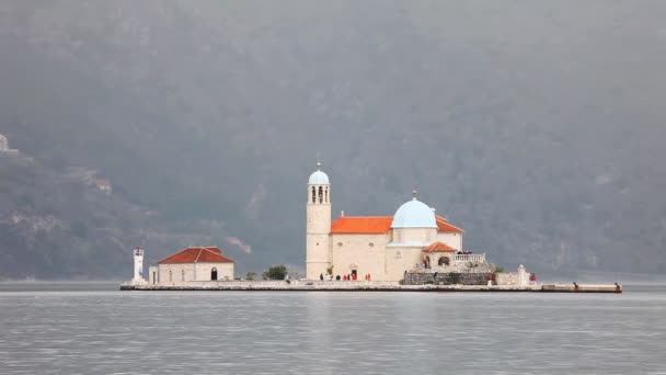 La antigua iglesia en la isla — Vídeo de stock