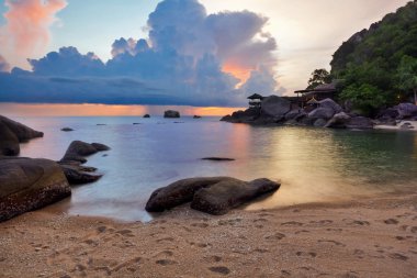 tropikal renkli günbatımı.