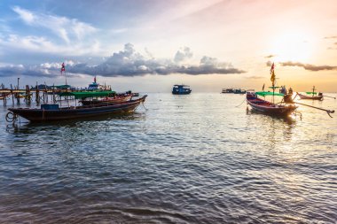 Gün batımında sahilde tekneler