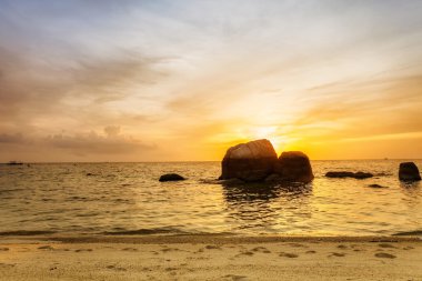 Günbatımında tropik plaj.