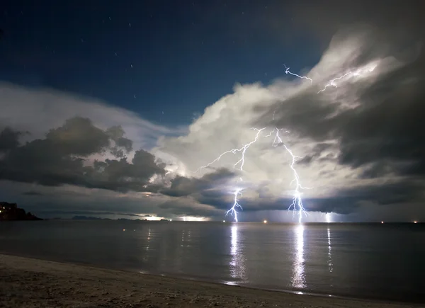 Blixtnedslag över havet. — Stockfoto