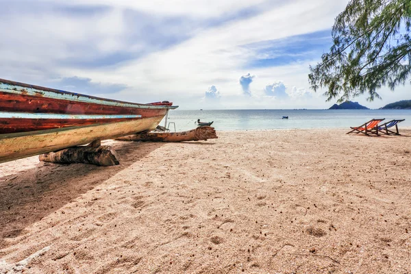 Praia tropical sob céu sombrio — Fotografia de Stock