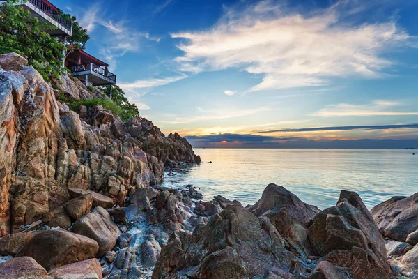 Praia tropical ao pôr do sol. — Fotografia de Stock