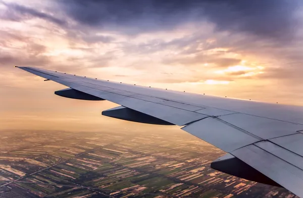 Sunset sky view over the wing of the plane — Stock Photo, Image
