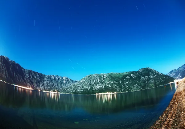 晚上在石头海滩。黑山 — 图库照片