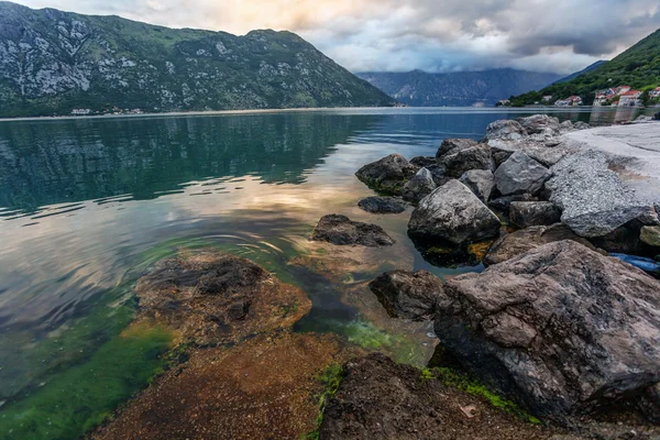 Sisli dağlar deniz günbatımı — Stok fotoğraf