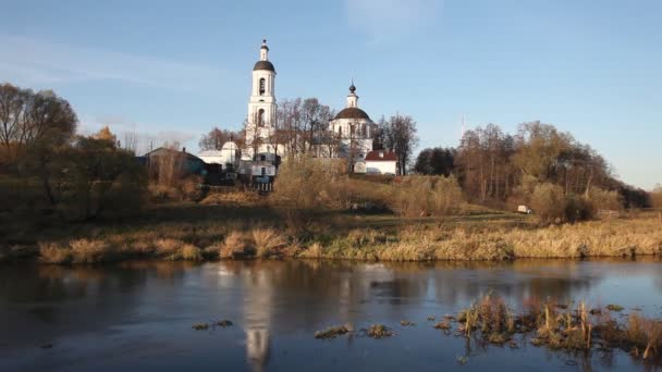 Vecchia chiesa sotto il cielo blu — Video Stock