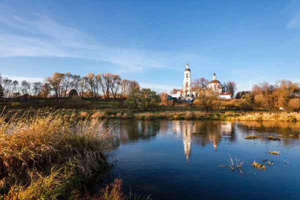 Paysage avec rivière et église — Photo