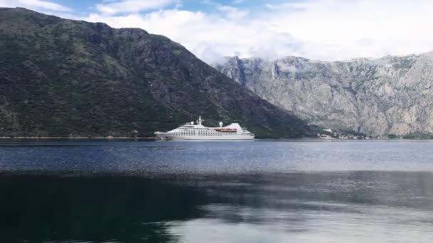 Touristen weißes Kreuzfahrtschiff — Stockvideo