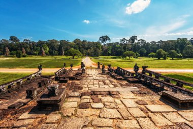 Antik khmer Budist tapınağı angkor wat kompleksi içinde yoldan