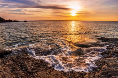 Günbatımında tropik plaj.