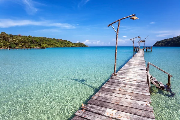 Viejo muelle de madera en el mar — Foto de Stock