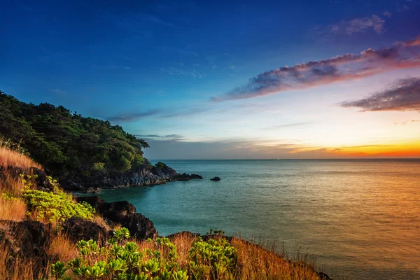 Tropisch strand bij zonsondergang. — Stockfoto