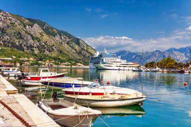 turistik beyaz cruise deniz gemisi üzerinde dağ backgr yelken