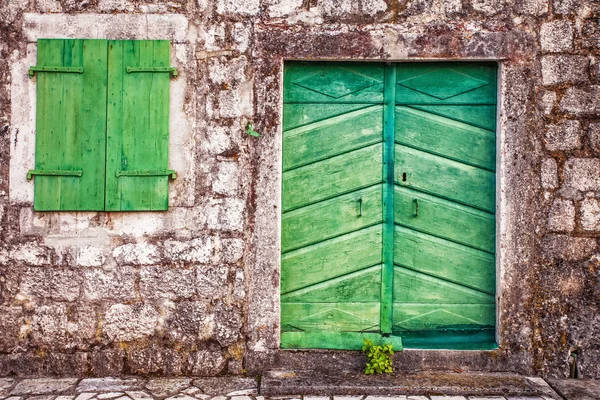 Antigua pared con puerta y ventanas — Foto de Stock