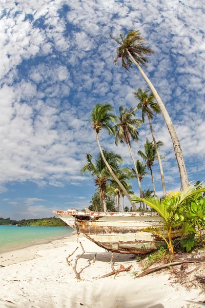 Vieux bateau thaïlandais à la plage — Photo