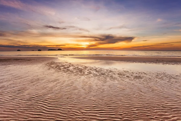 Playa tropical al atardecer. — Foto de Stock
