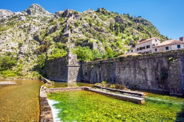 nehir kenarında eski şehir