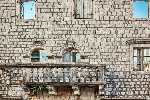 Ancien mur avec balcon et fenêtres — Photo