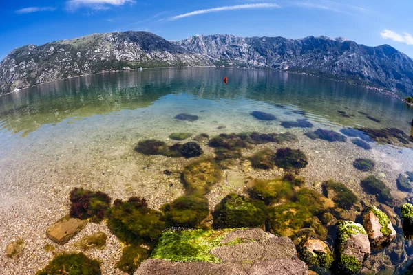 Sandstrand med hav och berg — Stockfoto