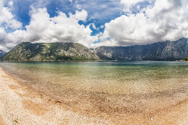 Playa de arena con mar y montaña — Foto de Stock