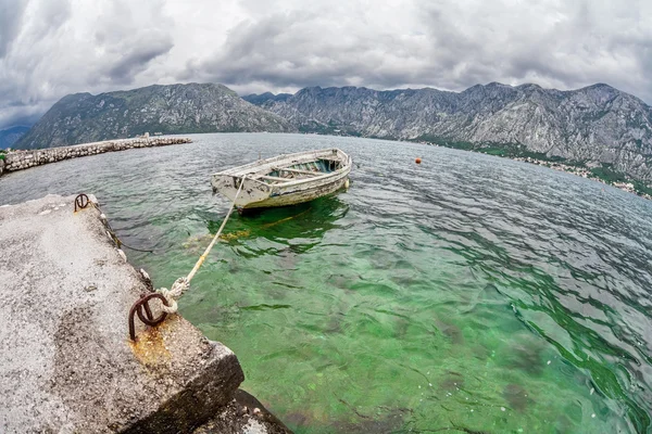 Barca veche în mare — Fotografie, imagine de stoc