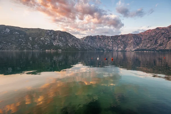 Sunset on the sea with the foggy mountains — Stock Photo, Image