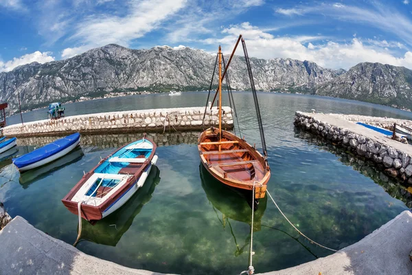 Una pequeña bahía con barcos — Foto de Stock