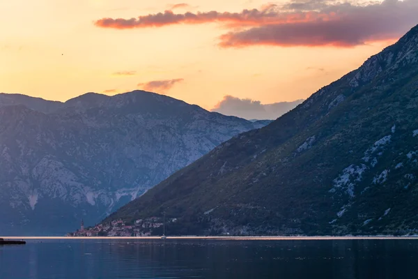 Tramonto sul mare con le montagne nebbiose — Foto Stock