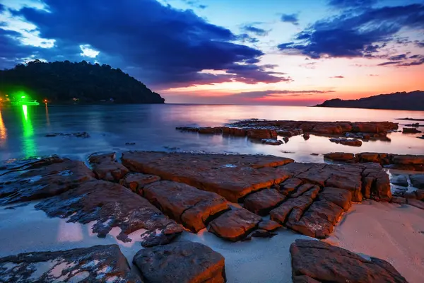 Spiaggia tropicale al tramonto. — Foto Stock