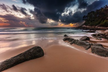 Günbatımında tropik plaj.