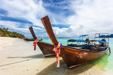 Tropikal denizdeki tekne.