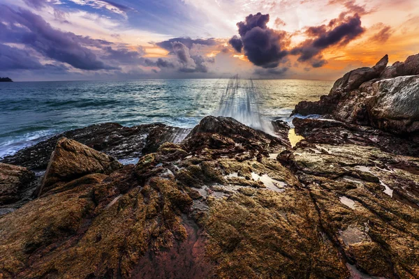 Tropisch strand bij zonsondergang. — Stockfoto