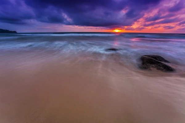 Tropisch strand bij zonsondergang. — Stockfoto