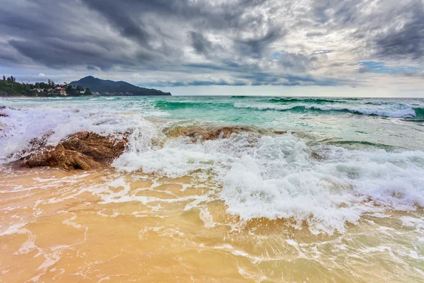 Tropická pláž pod ponurá obloha — Stock fotografie