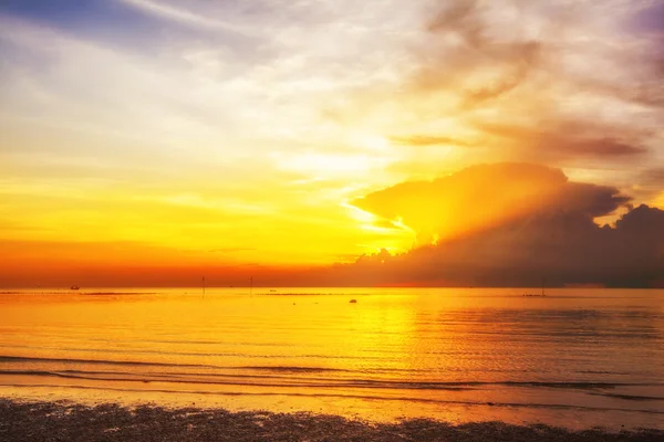 Tropisch strand bij zonsondergang. — Stockfoto