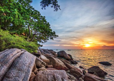 Günbatımında tropik plaj.